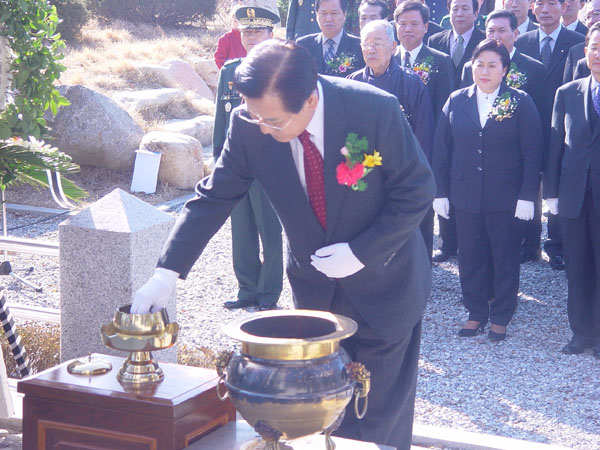 박준영 전남도시사가 남산 충혼탑에 분향하고 있다. 